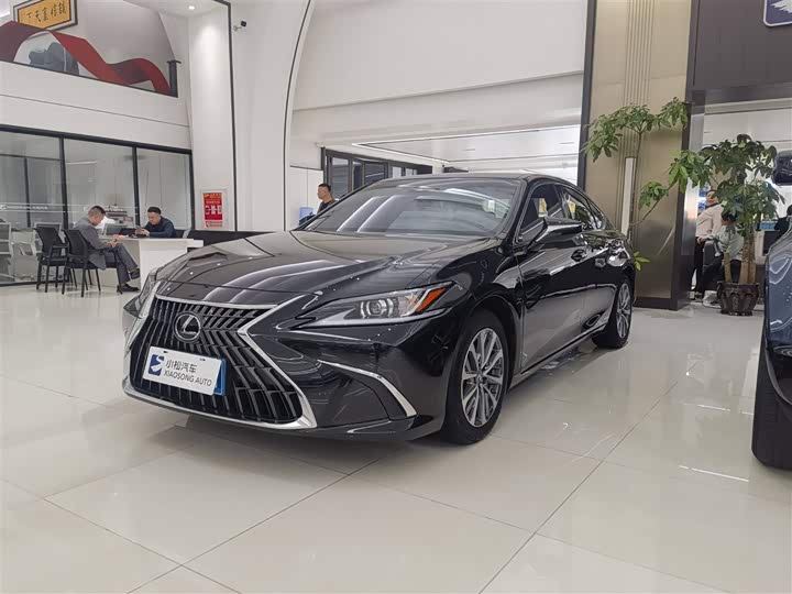 Фото 1 - Lexus ES