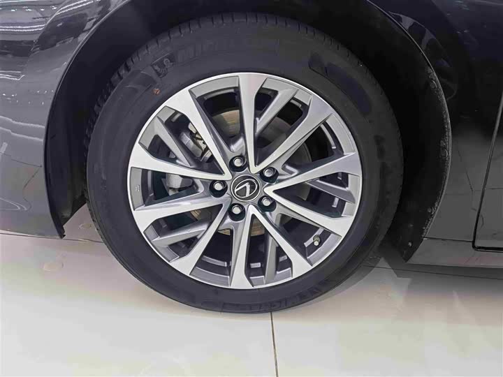 Фото 4 - Lexus ES