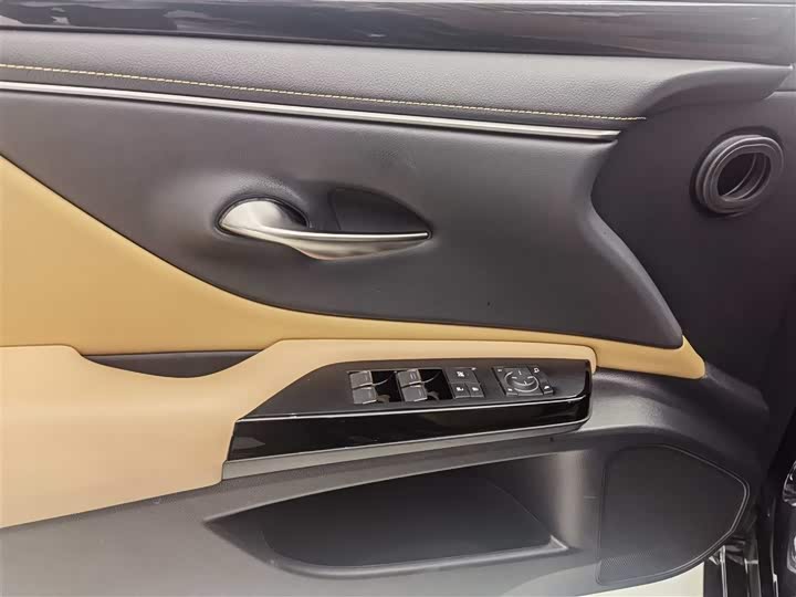 Фото 6 - Lexus ES