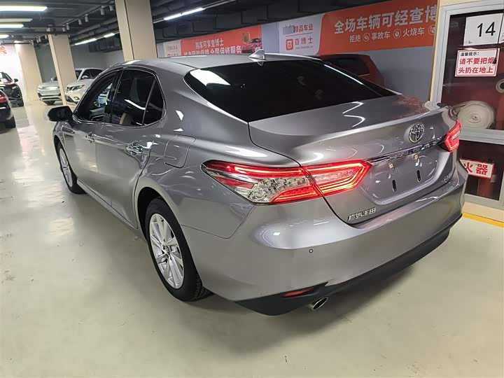Фото 5 - Toyota Camry