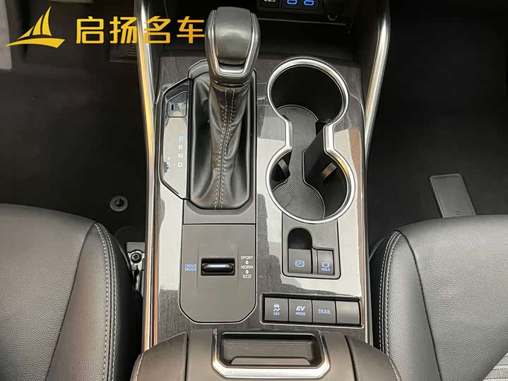 Фото 9 - Toyota Crown Kluger