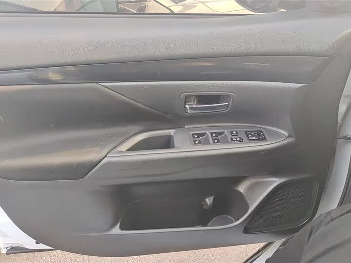 Фото 7 - Mitsubishi Outlander