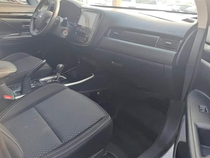 Фото 8 - Mitsubishi Outlander