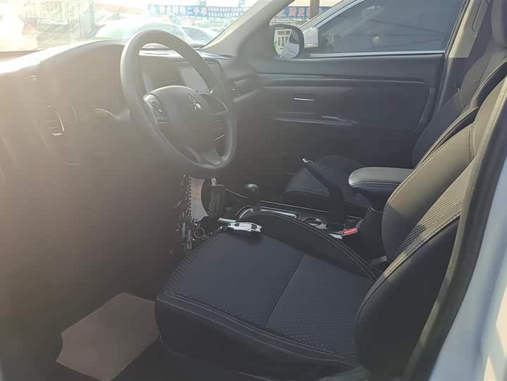 Фото 9 - Mitsubishi Outlander