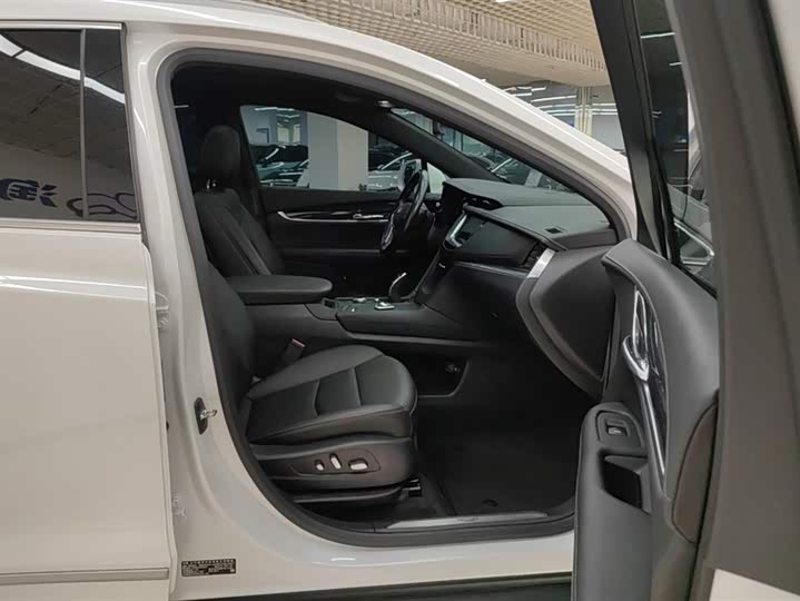 Фото 8 - Cadillac XT5