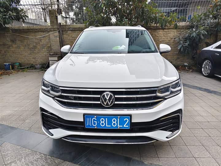 Фото 2 - Volkswagen Tiguan L Pro