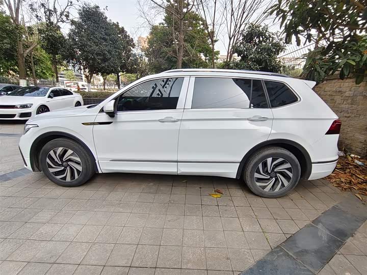 Фото 3 - Volkswagen Tiguan L Pro