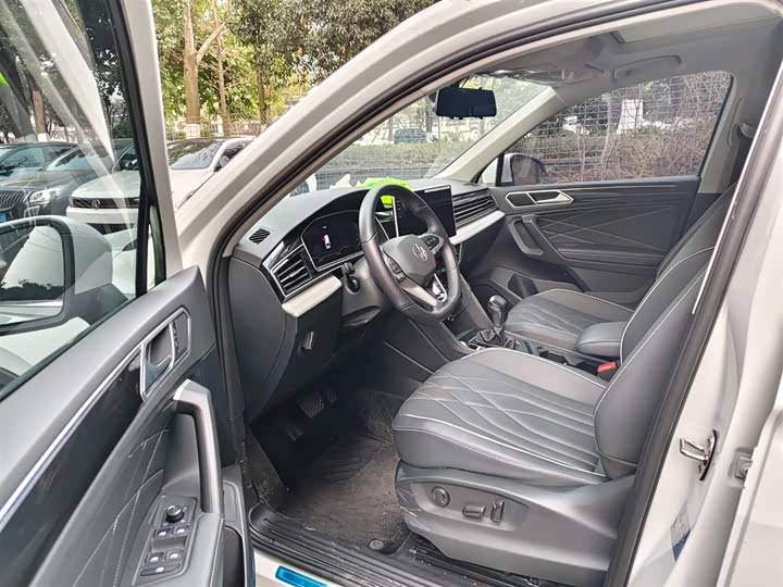 Фото 7 - Volkswagen Tiguan L Pro