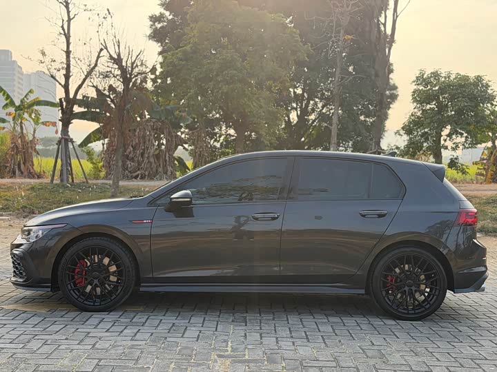 Фото 9 - Volkswagen Golf GTI