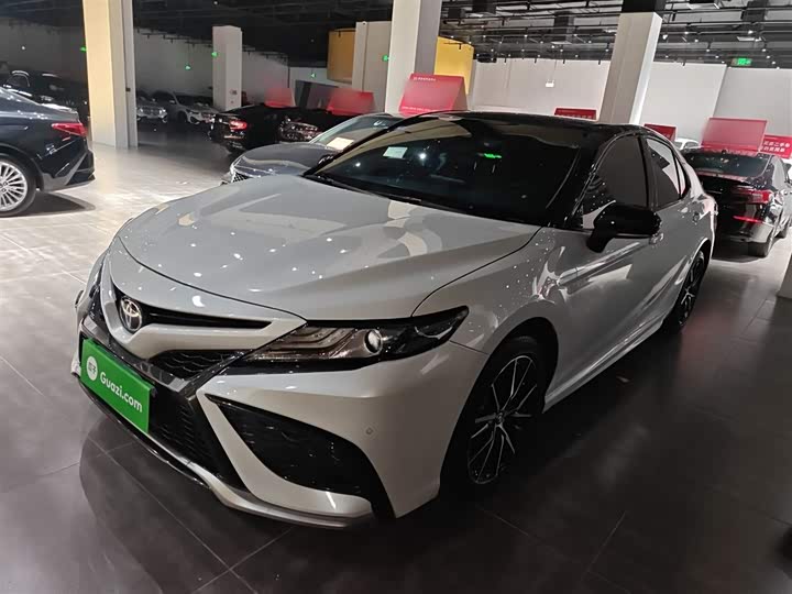 Фото 2 - Toyota Camry