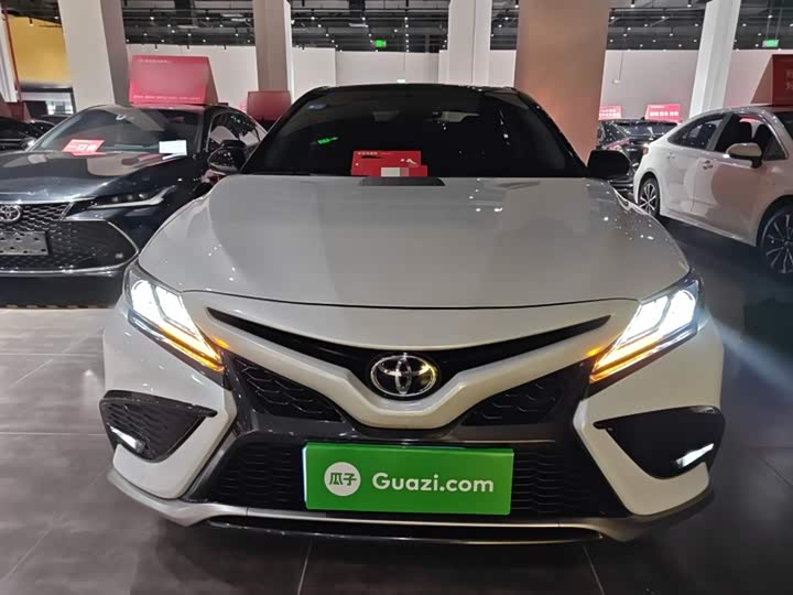 Фото 3 - Toyota Camry