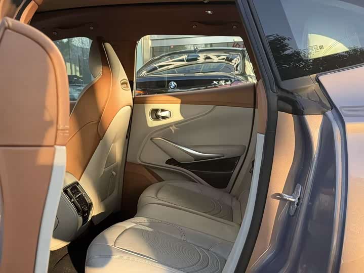 Фото 3 - Aston Martin DBX