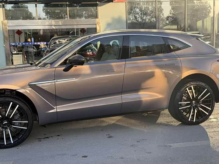 Фото 4 - Aston Martin DBX