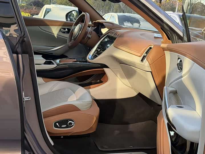 Фото 6 - Aston Martin DBX