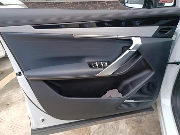 Фото 7 - Geely Atlas L