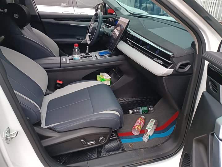 Фото 8 - Geely Atlas L