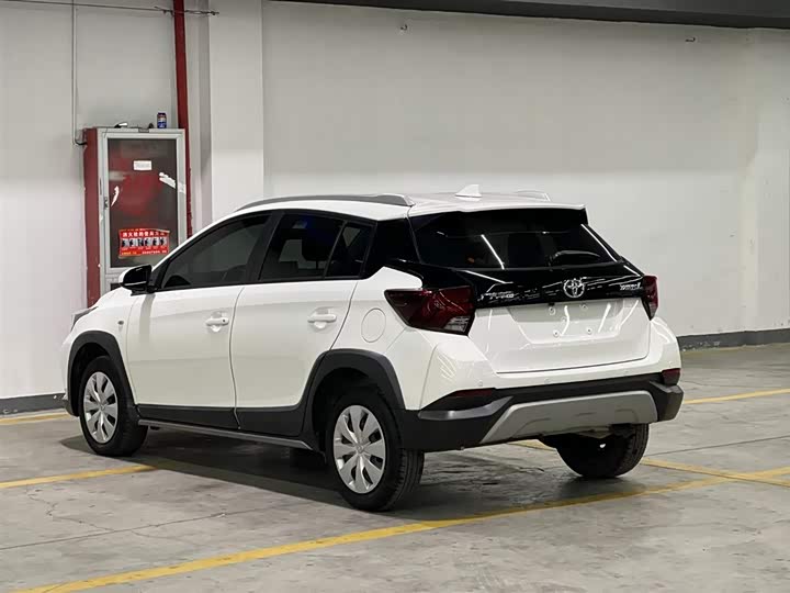 Фото 4 - Toyota Yaris L Hatchback