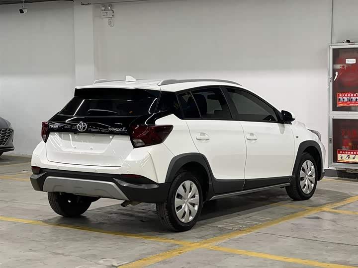 Фото 5 - Toyota Yaris L Hatchback