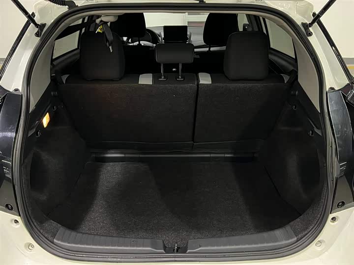 Фото 7 - Toyota Yaris L Hatchback