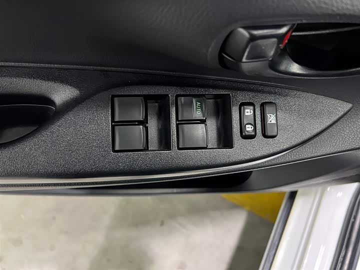 Фото 9 - Toyota Yaris L Hatchback