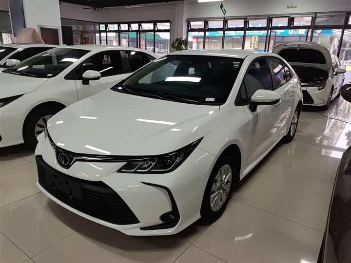 Фото 2 - Toyota Corolla