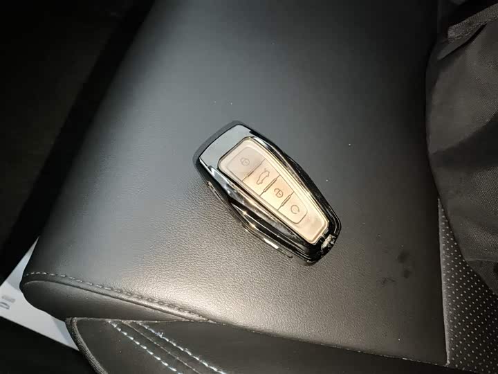 Фото 9 - Geely Coolray Hybrid