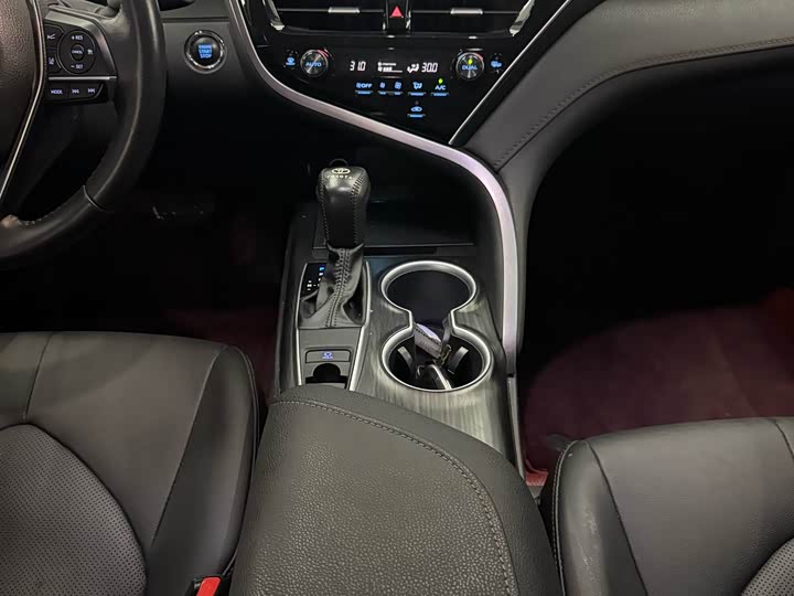 Фото 7 - Toyota Camry