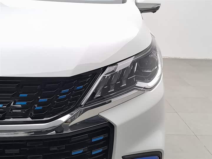 Фото 7 - Maxus Euniq 5