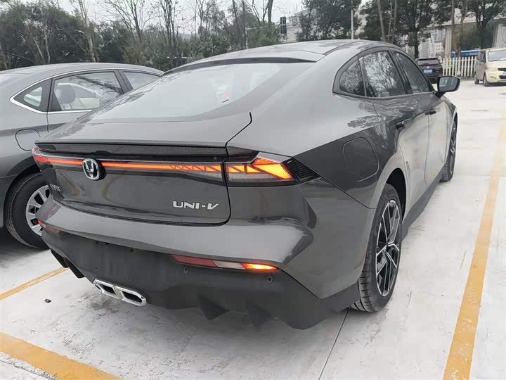 Фото 7 - Changan UNI-V Hybrid