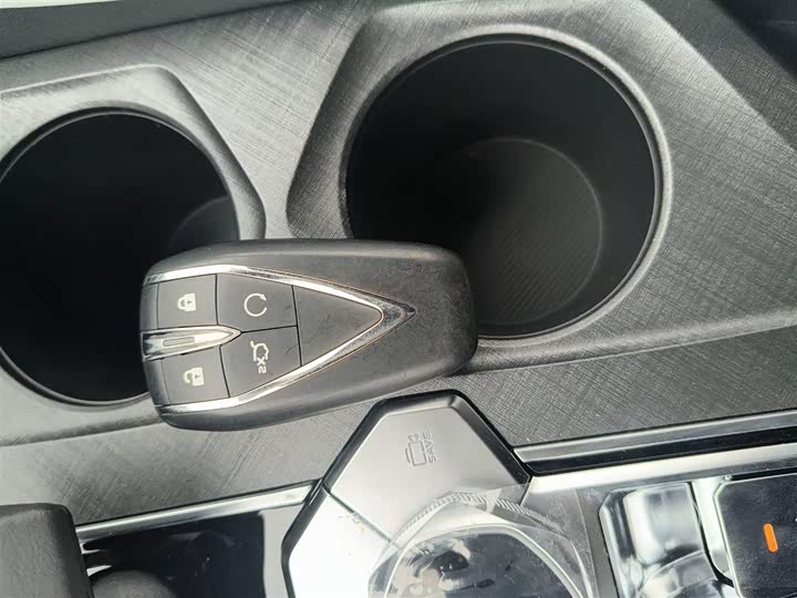 Фото 9 - Changan UNI-V Hybrid