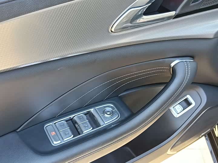 Фото 7 - Hongqi H5