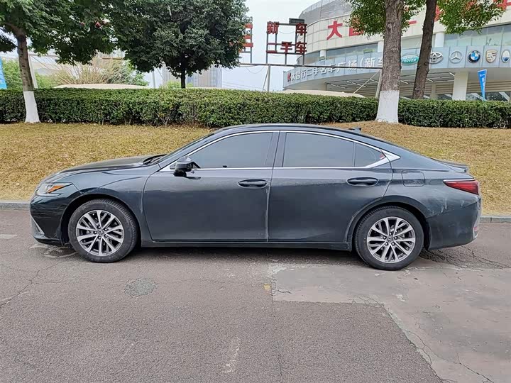 Фото 3 - Lexus ES