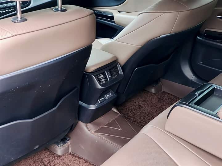 Фото 9 - Lexus ES