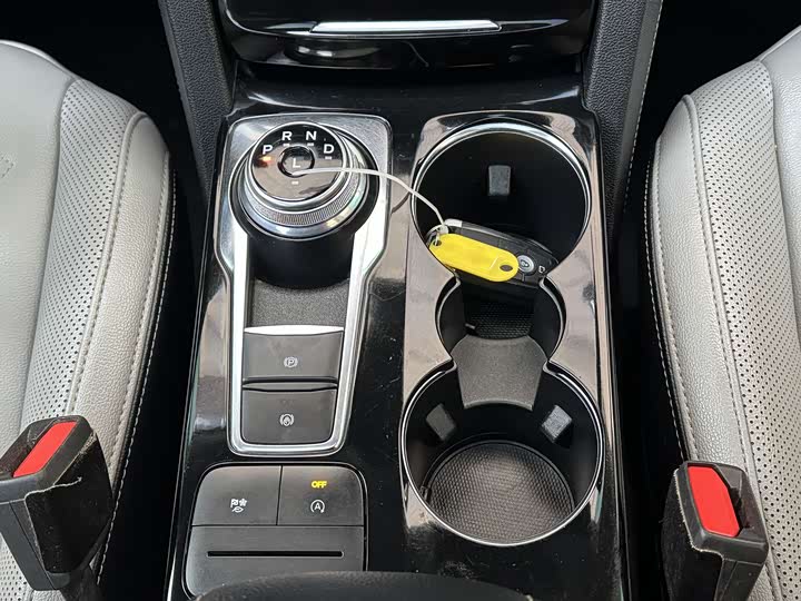 Фото 8 - Ford Escape