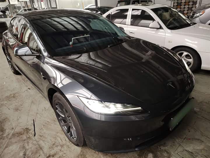 Фото 4 - Tesla Model 3