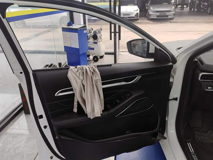 Фото 7 - Geely Emgrand