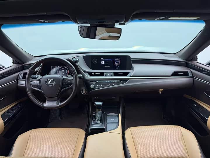 Фото 4 - Lexus ES