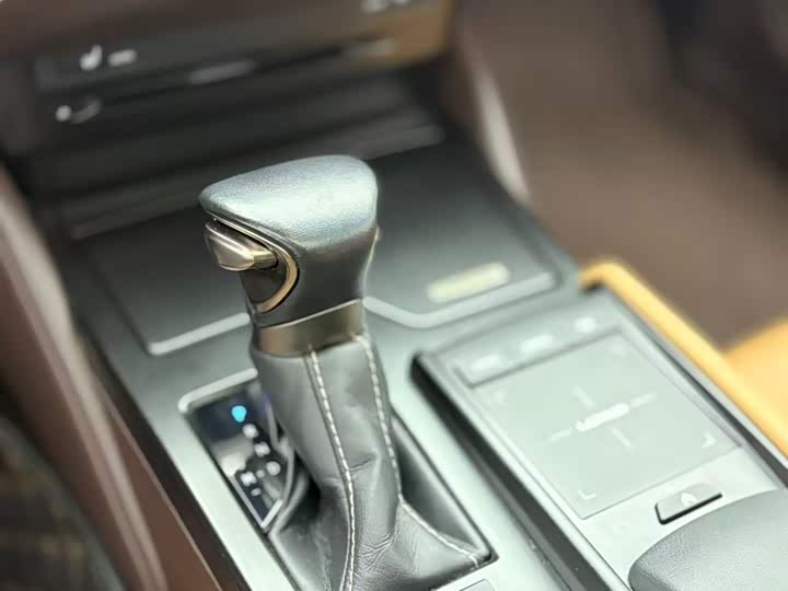 Фото 7 - Lexus ES