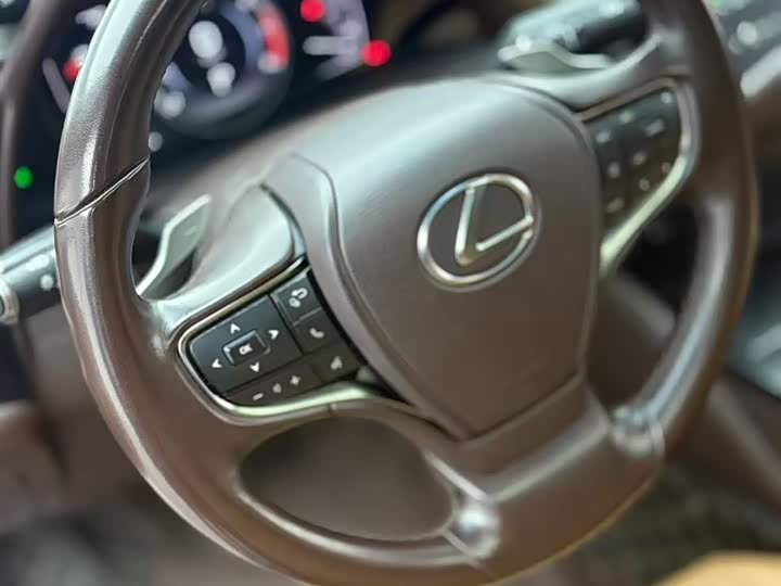 Фото 9 - Lexus ES