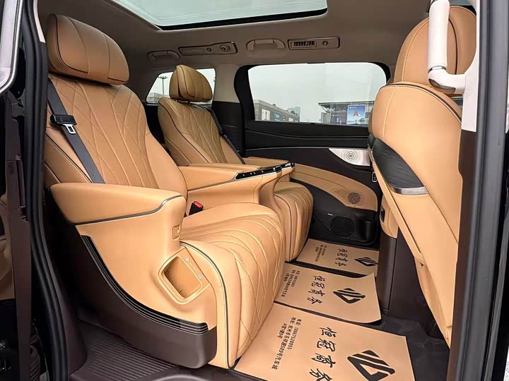 Фото 9 - Denza D9