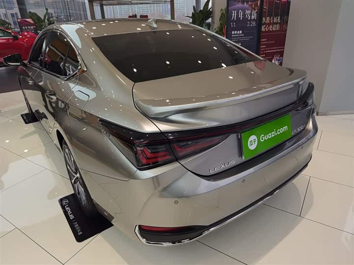 Фото 5 - Lexus ES