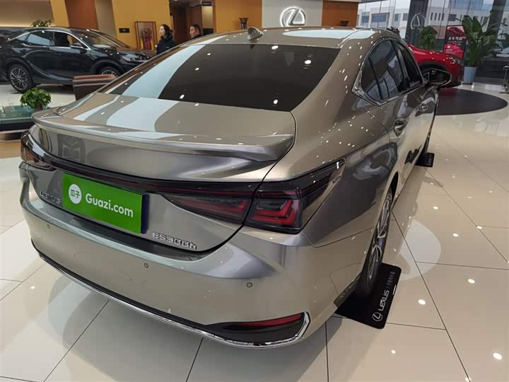 Фото 7 - Lexus ES