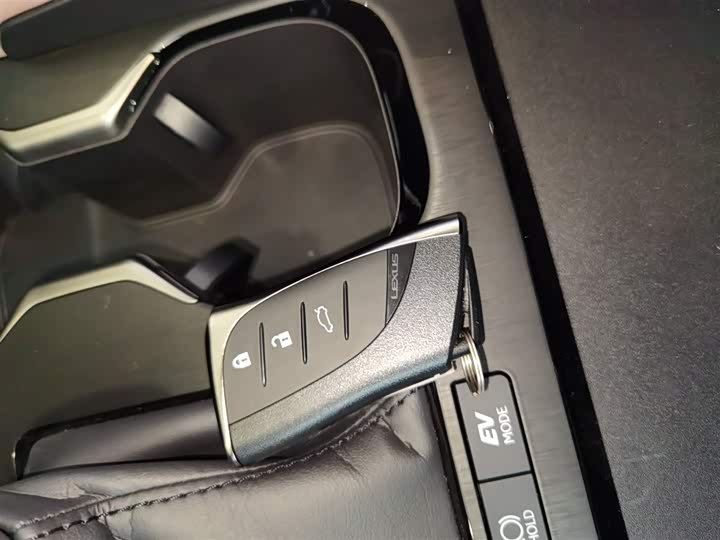 Фото 9 - Lexus ES