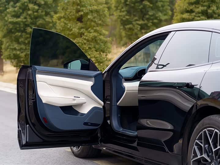 Фото 8 - Zeekr 001