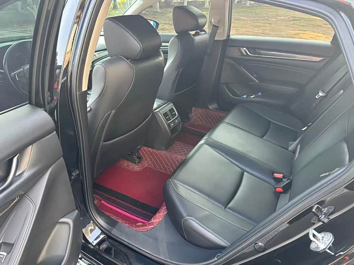 Фото 4 - Honda Accord