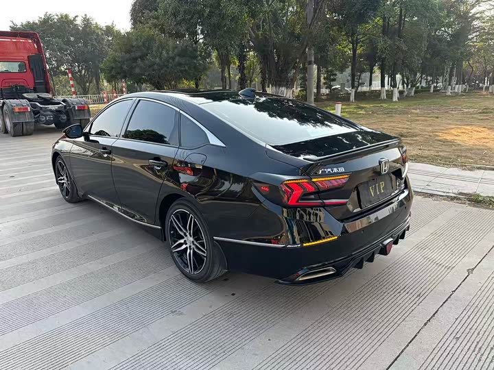 Фото 9 - Honda Accord