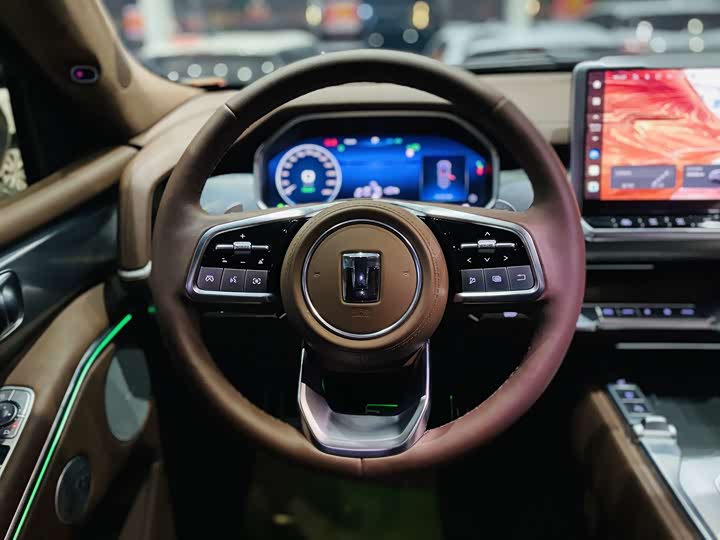 Фото 9 - Tank 700 Hybrid