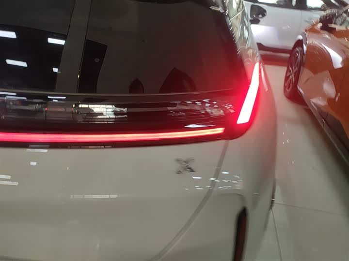 Фото 8 - Zeekr X