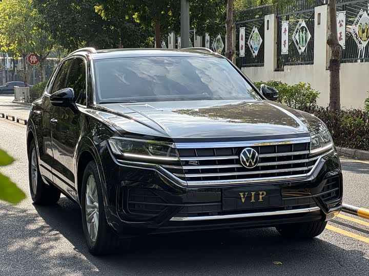 Фото 3 - Volkswagen Touareg