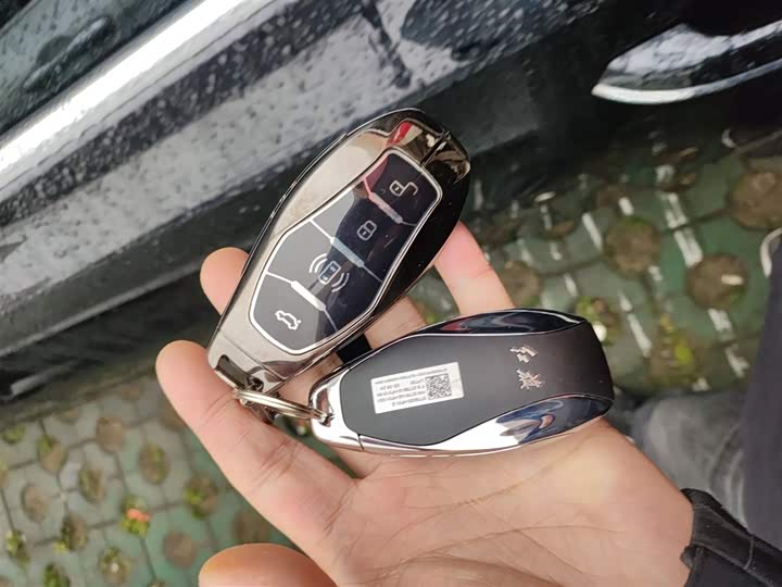 Фото 9 - Hongqi H5